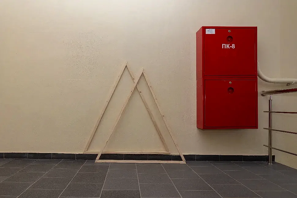 красный пожарный ящик на стене